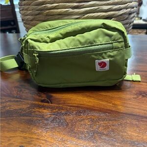 Fjalleaven hip/crossbody bag